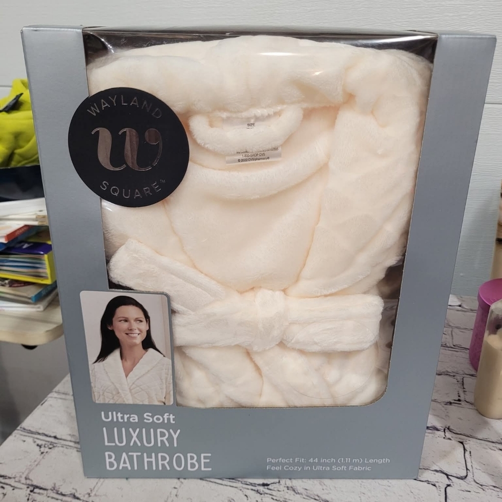 NIB Womand Bathrobe